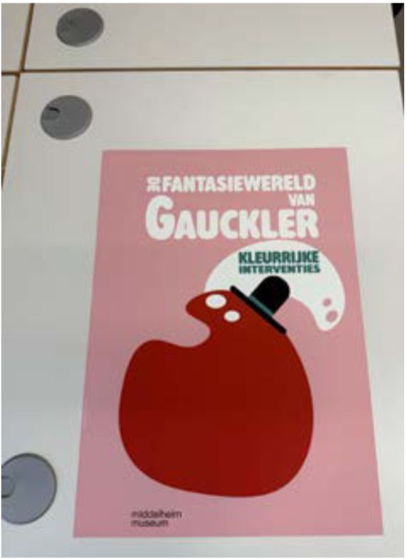 Roze affiche Fantasiewereld van Gauckler met een rode vorm met hoedje.
