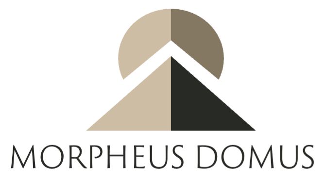 Logo van Morpheus Domus: een geometrisch symbool met een halve cirkel boven een driehoek, in beige, bruin en antraciet.
